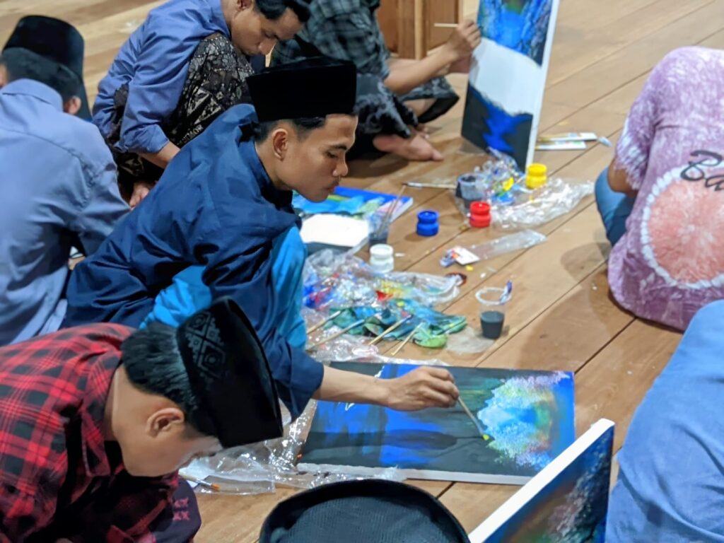 Komunitas Perupa Sampang (KPS) adakan Workshop melukis di Pondok Pesantren Asssirojiyyah
